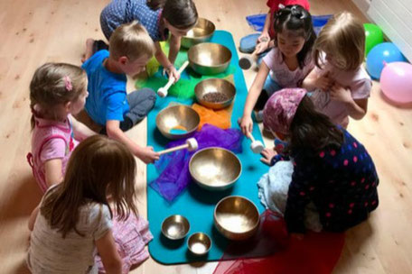 Kinder erleben Klangschalen mit allen Sinnen bei Praxis Simone Scheuner in Biberstein (bei Aarau)