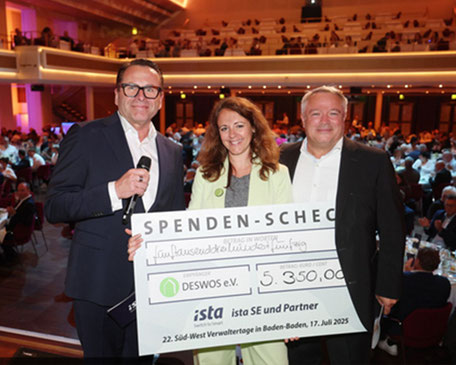 Peter Kunz (Regionalleister West ista SE, links) und Svend Kühn (Regionalleiter Süd, ista Se) überreichten den symbolischen Spendenscheck an DESWOS-Geschäftsführerin Johanna Drach.