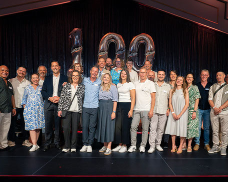 Vorstand Rouven Meister (5. von links) mit seinen Mitarbeitenden bei der Jubiläumsfeier.