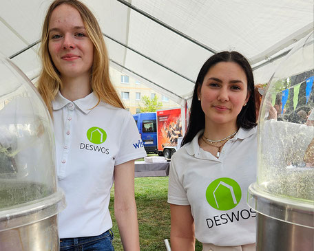 Sarah Schneider und Yasira Islam von der WIS am DESWOS-Stand beim Osterfest in Lübbenau.