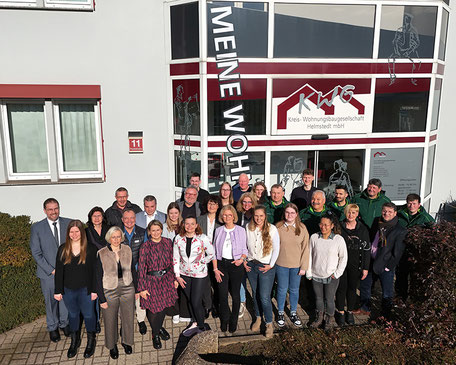Extra zum Jubiläum entstand dieses Gruppenfoto vom gesamten Team der KWG Helmstedt mbH. Foto: Julia Homann