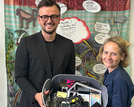 Robin Zuhorn und Astrid Meinicke (DESWOS) freuen sich: Von 21 Geräten werden acht nun wiederverwendet. Durch das Recycling von 13 Geräten wurden kleine Anteile an Gold, Silber und Kupfer als wertvolle Ressourcen wiedergewonnen.