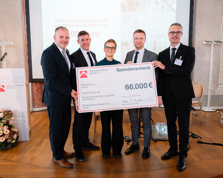 Petra Eggert-Höfel, DESWOS-Vorstandsvorsitzende (Mitte) bei der symbolischen Übergabe des Spendenschecks durch die Vorstände Andreas Vogt, Marc Ullrich, Sebastian Merkle und Marco Haungs (v.l.n.r.) des Siedlungswerk Baden e.V.