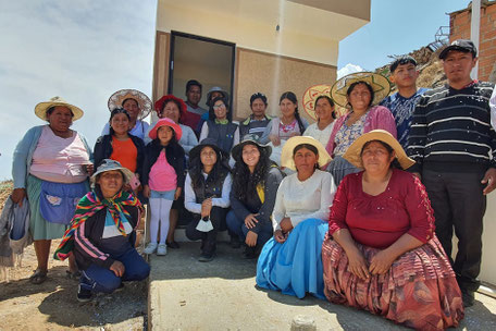 Eine Gruppe von Menschen, die am Projekt beteiligt sind, vor dem Bau eines neu gebauten Toilette. Foto: PROCASHA