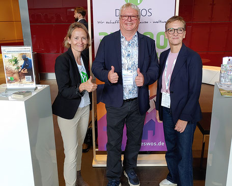 Daumen hoch für die erfreuliche Jubiläumsspende: Petra Eggert-Höfel (Vorstandsvorsitzende DESWOS), Adalbert Fettweiß (KoWoBau) und Astrid Meinicke (DESWOS) von links.