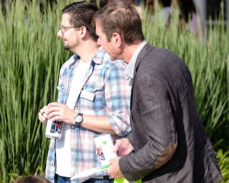 Die Betriebsräte Tobias Scheich und Joachim Brügel suchen – und finden – Spenderinnen und Spender.