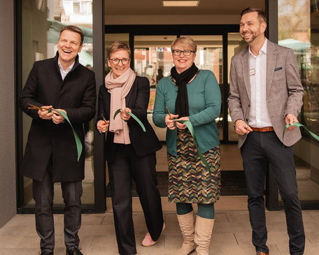 Offenbar mit großer Freude durchtrennten Dirk Haarmann, (Bürgermeister Voerde), Petra Eggert-Höfel, Britta Altenkamp und Benedikt Werner (beide AWO Niederrhein) das grüne Einweihungs-Band. (von links)