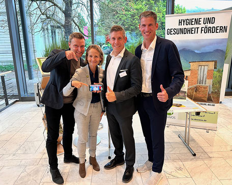 Sebastian Merkle (Baugenossenschaft Familienheim eG), Astrid Meinicke (DESWOS), Marc Ullrich (Bauverein Breisgau eG) und Jürgen Oelschläger (Bau- und WohnungsVerein Stuttgart) freuen sich über die coole Social Media-Meldung zum WohnungsbauCup.