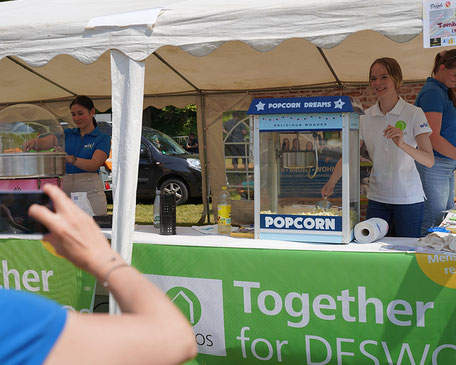 Die Azubis der WIS haben sogar einen großen eigenen Pavillon aufgebaut und dabei ihr Engagement für die DESWOS präsentiert.