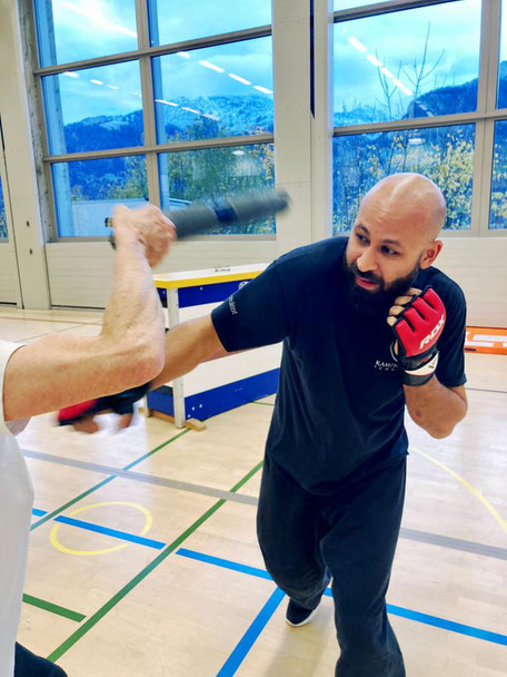 Kung Fu, Kampfsport, Kampfkunst, Wing Chun Kung Fu, Selbstverteidigung für Frauen: Kampfkunstschmiede Zürich Oerlikon. Selbstverteidigungskurs Frauen. Fit werden, stärker werden dank Kung Fu.