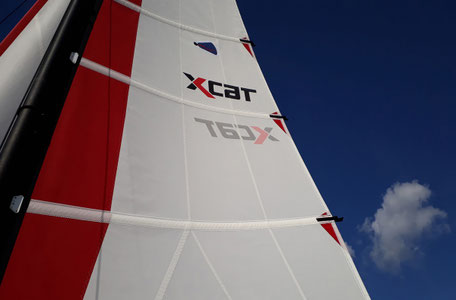 XCAT-Segeln auf der Ostsee, Segeltuch, blauer Himmel, tolle Farben