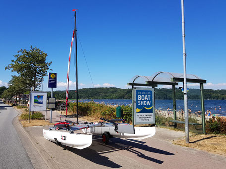 XCAT-Segeln auf der Ostsee (Flensburger Förde) bei Wassersleben: Warten an der Bushaltestelle