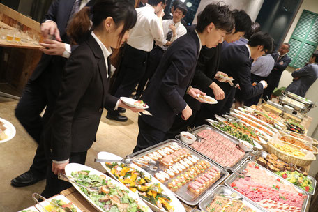 多くの美味しそうな料理が並びました。