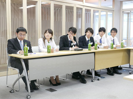 内定者の皆さんはメモをとったりしながら聞いていました。