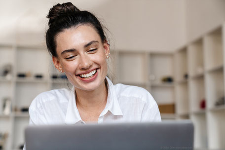 Persönliche SEO-Beratung und strategische Keyword-Optimierung – eine Expertin telefoniert mit einem Kunden und arbeitet am Laptop © SEO-Agentur Astedia