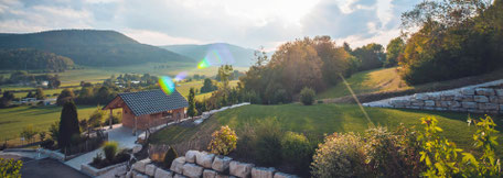 Blick auf die idyllische schwäbische Alb aus einer 5-Sterne-Ferienwohnung im Alb Appartement in Albstadt - die ideale Alternative zum Hotel für Wander-Urlaub in Deutschland oder Geschäftsreisen.
