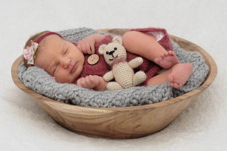 Homestory-Babyshooting – Neugeborenes liegt eingebettet in einer Holzschale, natürliches und gemütliches Fotoshooting zuhause