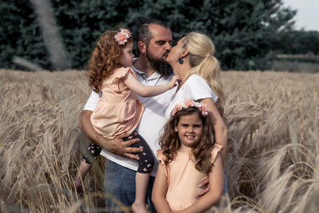 Familien-Shooting in der Natur von Mülheim: Eine Familie genießt gemeinsame Momente inmitten von Grün, eingefangen in einer natürlichen und liebevollen Atmosphäre