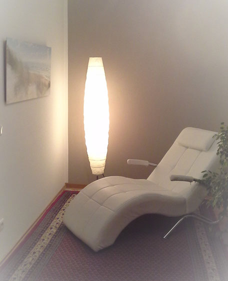 Hypnoseliege im Praxisraum