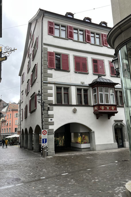 Historisches Haus in der Spisergasse 11 in St. Gallen mit roten Fensterläden und Arkaden – Standort des Ateliers.