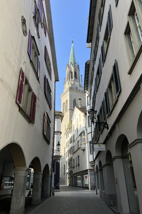 Schmale Altstadtgasse in St. Gallen mit Blick auf den hohen Kirchturm – ruhiger Weg zur Spisergasse 11.