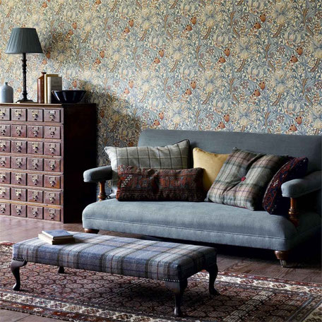Un papier peint tendance  s'associe harmonieusement à la décoration vintage de votre salon.