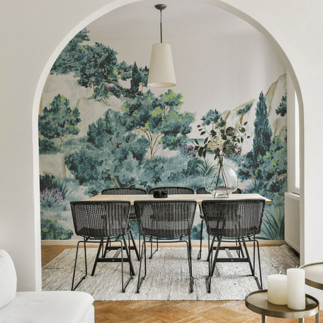 Un papier peint panoramique nature mer montagne s'intègre harmonieusement dans le style contemporain pour une déco murale originale.