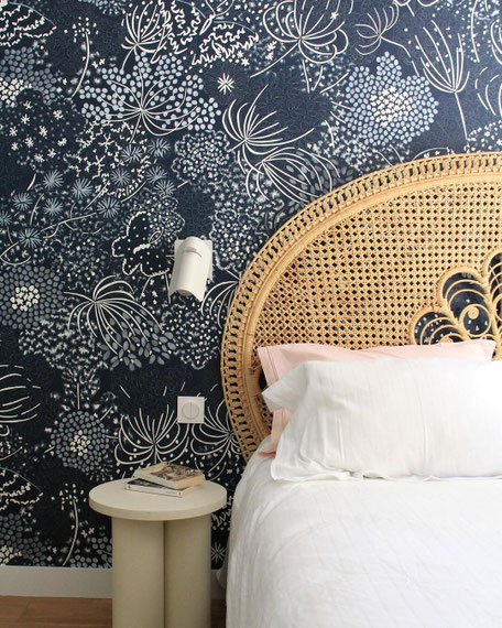 Un papier peint panoramique nature végétal et fleuri pour la déco vintage dans votre chambre à coucher. La couleur bleu klein favorise la détente et le sommeil.