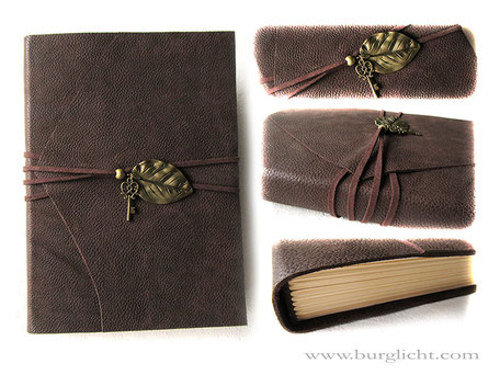 Lederbuch dunkelbraun, Softcover, umlaufender Buchverschluss Velourflachband dunkelbraun, Accessoires Metall-Anhänger Blatt Schlüssel Perle, A5 Hochformat, Papier cremefarben.
