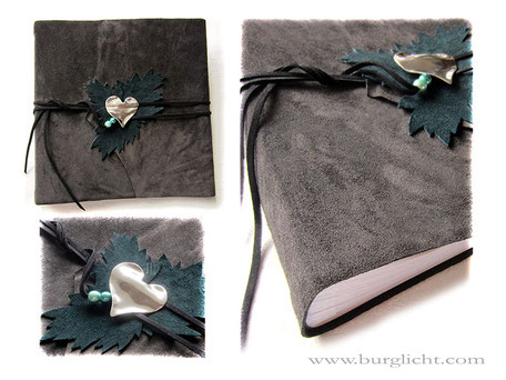 Lederalbum dunkelbraun, Softcover, umlaufender Buchverschluss Velourflachband dunkelbraun, Accessoire Metall-Anhänger Herz, Blatt-Applikationen Leder dunkelgrün, Kunststoffperlen grün, 30cm x 30cm, 50 Blatt weiß.