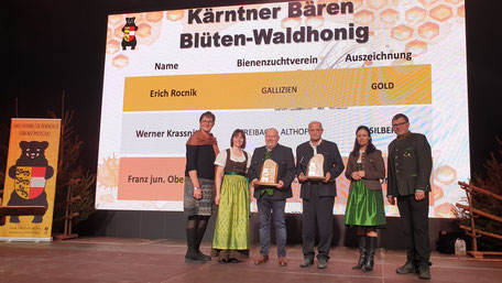 Gruppenfoto der Gewinner der Kärntner Bären in der Kategorie Blüten-Waldhonig