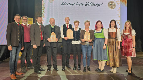 Gruppenfoto der Gewinner der Kärntner Bären in der Kategorie Waldhonig