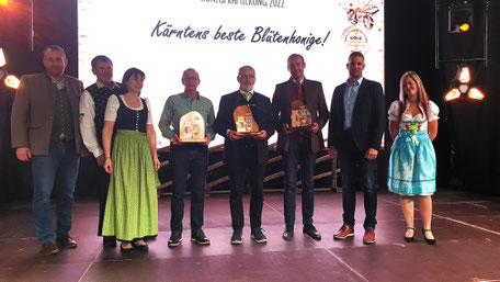 Gruppenfoto der Gewinner der Kärntner Bären in der Kategorie Blütenhonig