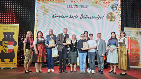 Gruppenfoto der Gewinner der Kärntner Bären in der Kategorie Blütenhonig