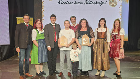 Gruppenfoto der Gewinner der Kärntner Bären in der Kategorie Blütenhonig