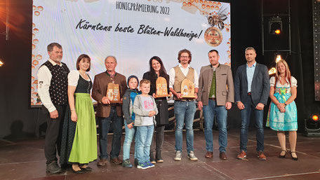 Gruppenfoto der Gewinner der Kärntner Bären in der Kategorie Blüten-Waldhonig