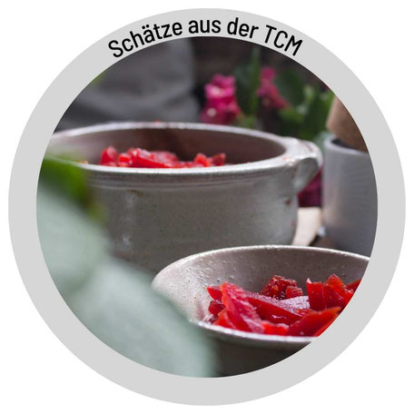 Infobox Esslöffel in grün, Schrift Pickles, Glas mit sauren Gürkchen, TCM