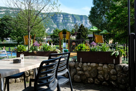 Kinderfreundliches Restaurant mit Sicht auf den Spielplatz