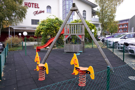 Spielplatz neben der Gartenterrasse