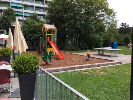 Sicht von Terrasse auf Spielplatz