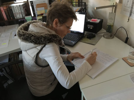 Delmenhorster Schriftstellerin Katy Buchholz arbeitet am Schreibtisch
