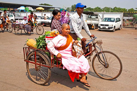 Nonne nach dem Markteinkauf in Yangon/MYANMAR