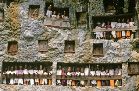 Felsengräber bewacht von Tau Tau, Toraja - INDONESIEN