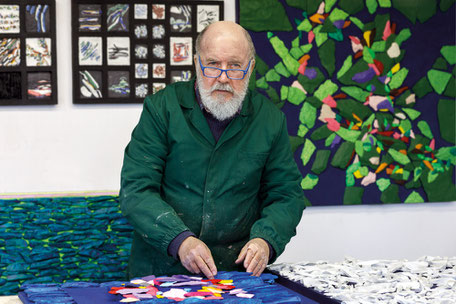 Il maestro Enzo Valentinuz nel suo studio di Romans d'Isonzo