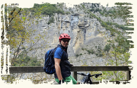 Philipp Wehnelt mit Bike unterwegs in den Bergen.