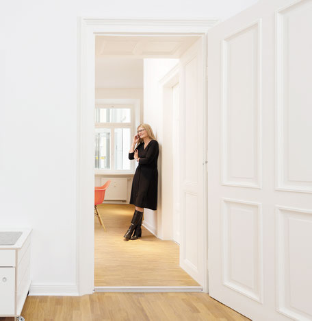 Brigitta Chan im Büro
