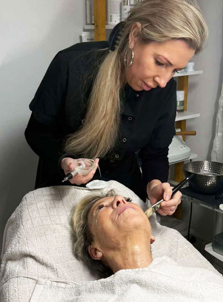 Kornelia Glück bei der DERMATION™ Gesichtsbehandlung