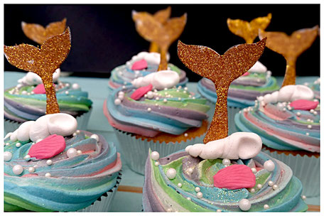 cupcakes cupcake custom made glitters traktatie toetjes zeemermin op maat handgemaakt versieren bakker bakster cupcakes minicupcake lekker botercreme kleuren