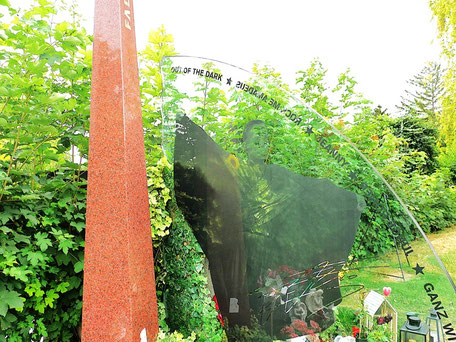 Zentraler Friedhof Wien Prominente Grabsuche: Moderner Grabstein 