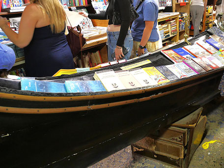Venedig Reisetipps: Wenn die Gondeln Bücher tragen...